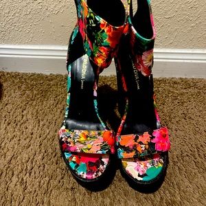 Very cute and colorful. Chunky heel style.